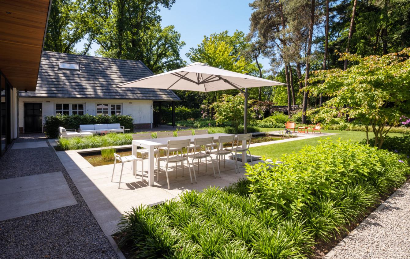 terras met tuinmeubels en parasol